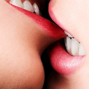 girls-kissing-3